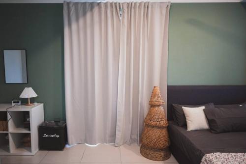 Un pat sau paturi într-o cameră la Loft Style Duplex w/ Ultimate lakeview @ Sawtelle