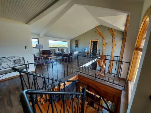 ein Zimmer mit einer Treppe und einem Wohnzimmer in der Unterkunft Morrena Lodge in Torres del Paine