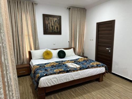 una camera con un letto con due cuscini sopra di Nigus House Oniru a Lagos