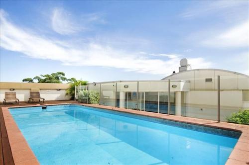 a large swimming pool in front of a building at Cleveland 49 Self Catering in Sydney