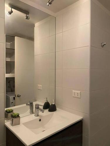 a bathroom with a sink and a mirror at Extraordinario depto ejecutivo in Los Ángeles