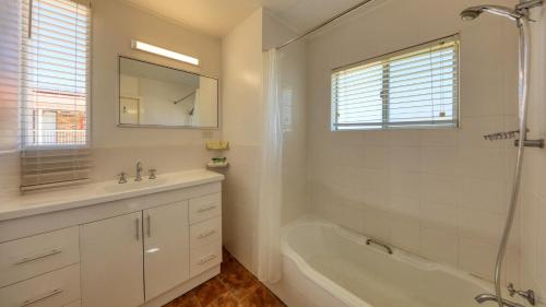 Un baño de Canowindra Riverview Motel