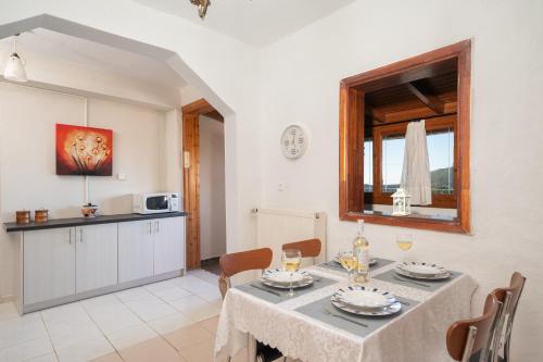 a kitchen and dining room with a table and chairs at Key to Sunset in Angón