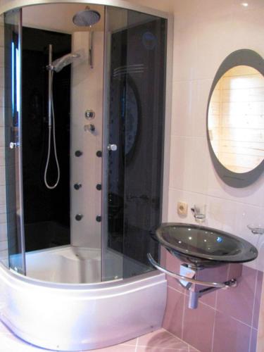 a bathroom with a glass shower and a sink at Ośrodek Daglezja in Kołczewo
