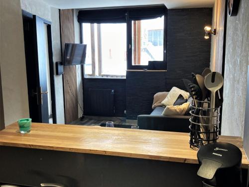 un salon avec un canapé et une table dans l'établissement Appartement rénové, proche centre, 4 pers, balcon, WIFI - FR-1-634-83, à Morzine