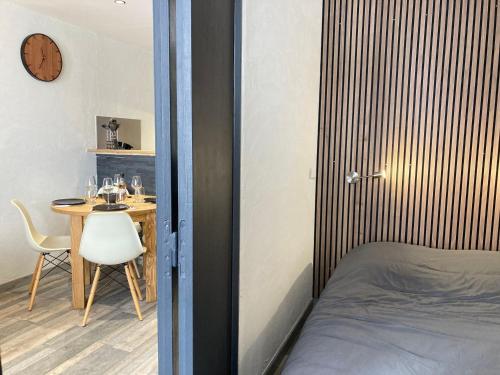 une chambre avec un lit et une table avec une chaise dans l'établissement Appartement rénové, proche centre, 4 pers, balcon, WIFI - FR-1-634-83, à Morzine