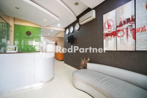 Fotografie z fotogalerie ubytování Tirta Mansion Lippo Karawaci Mitra RedDoorz v destinaci Karawaci