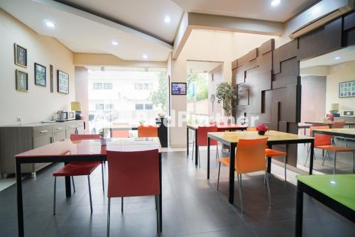Kuchyň nebo kuchyňský kout v ubytování Tirta Mansion Lippo Karawaci Mitra RedDoorz