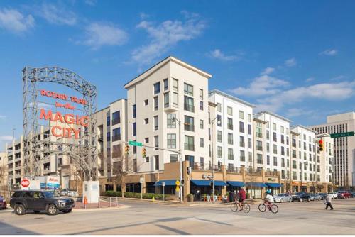 Spacious 2BR Condo Downtown Near Railroad Park