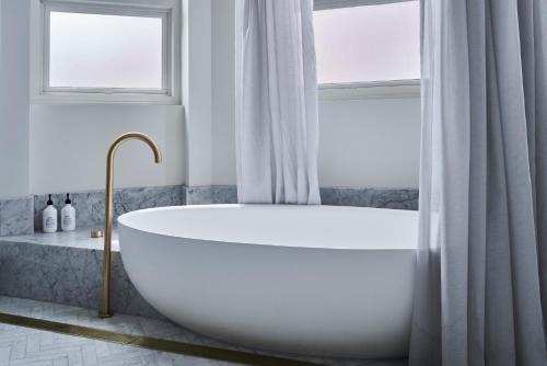 Ένα μπάνιο στο Hotel Vera Ballarat
