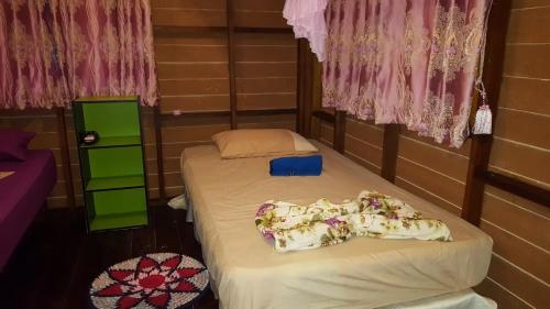 Una cama o camas en una habitación de Baan Suan Kayoo 2
