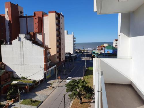 Una vista de una calle de la ciudad desde un edificio. en Edificio CALA, en San Bernardo