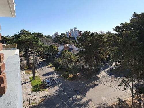 una vista aérea de una calle con árboles y edificios en Edificio CALA, en San Bernardo