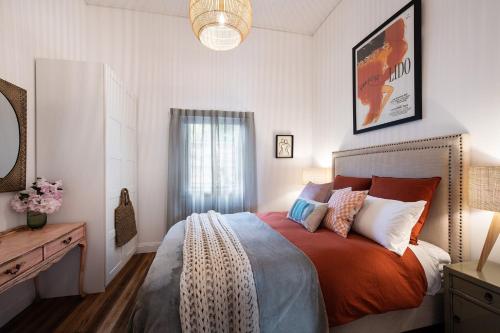 1 dormitorio con 1 cama grande con manta naranja en Stockton House, en Daylesford