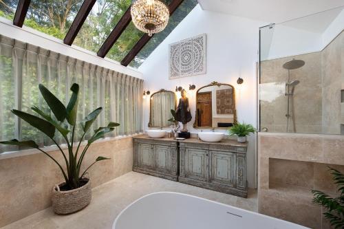 baño con 2 lavabos y espejo grande en Stockton House, en Daylesford