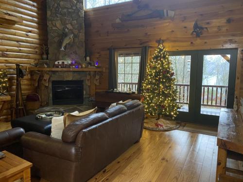 Χώρος καθιστικού στο Tree Top Lodge - Gorgeous Lake Cabin with Hot Tub & Magnificent Views of Forests and Mountains! cabin