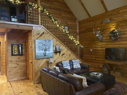 Μια τηλεόραση ή/και κέντρο ψυχαγωγίας στο Tree Top Lodge - Gorgeous Lake Cabin with Hot Tub & Magnificent Views of Forests and Mountains! cabin