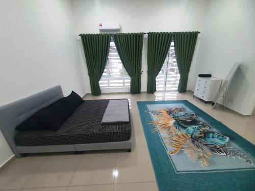 uma sala de estar com um sofá e um tapete em RR Homestay em Keluang