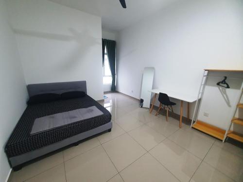 una camera con letto e scrivania di RR Homestay a Keluang