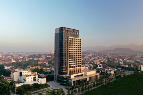 une vue de tête sur un grand bâtiment d'une ville dans l'établissement Crowne Plaza Vinh Yen City Centre, an IHG Hotel, à Yen
