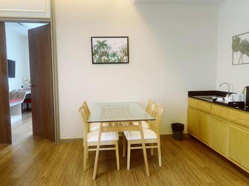 a dining room table and chairs in a kitchen at Grand Lord Hotel & Residence - Khao chi chan Pattaya in Na Jomtien