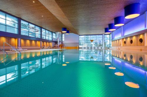 a swimming pool in a large building with a swimming pool at Studio Central Grindelwald in Grindelwald