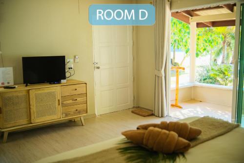 クッド島にあるSiam Beach Resort Koh Koodのベッドルーム1室(ベッド1台、テレビ付)