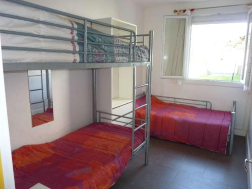 deux lits superposés dans une chambre avec fenêtre dans l'établissement Marseillan Plage : Appartement 6 pers avec Terrasse, Parking et Option Internet - FR-1-387-159, à Marseillan