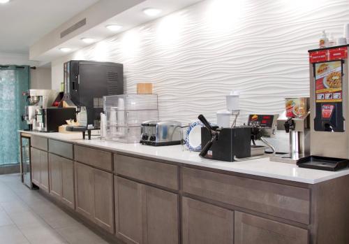 a kitchen with a counter in a restaurant at La Quinta Inn by Wyndham Denver Northglenn in Westminster