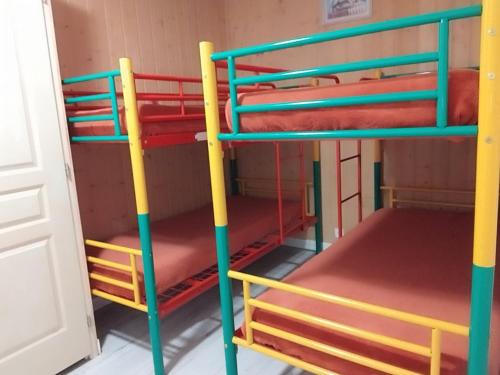 T2 lumineux 6 pers au pied des pistes avec WIFI, balcon, casier à skis, à 5 min des commerces et loisirs - FR-1-262-79 في Forest des Baniols: سرير بطابقين في غرفة بسريرين بطابقين