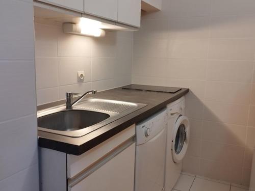 T2 lumineux 6 pers au pied des pistes avec WIFI, balcon, casier à skis, à 5 min des commerces et loisirs - FR-1-262-79 في Forest des Baniols: مطبخ مع حوض وغسالة ملابس