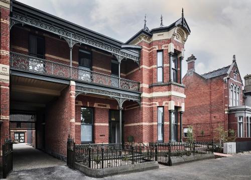 - un grand bâtiment en briques avec un balcon dans l'établissement Hotel Vera Ballarat, à Ballarat