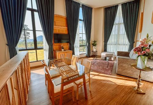 een woonkamer met een tafel en een bank bij Grand Lord Hotel & Residence in Na Jomtien