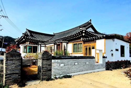 una casa con un techo chino en una calle en Stay Gyeongju en Gyeongju