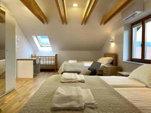 Postel nebo postele na pokoji v ubytování ANMARI Apartment & Rooms