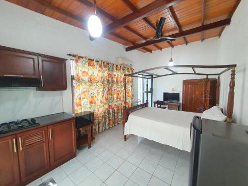 Il comprend une chambre avec un lit, un bureau et une cuisine. dans l'établissement Horton Studios, à Colombo