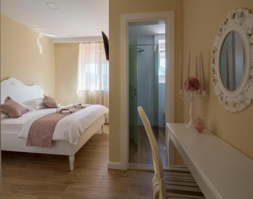 1 dormitorio con cama, espejo y baño en Villa Zara with heated Hydromassage-Pool, en Vrgorac