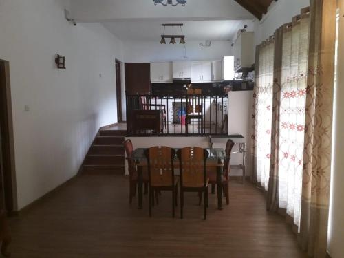 uma sala de jantar e cozinha com mesa e cadeiras em Green Paradise View em Nuwara Eliya