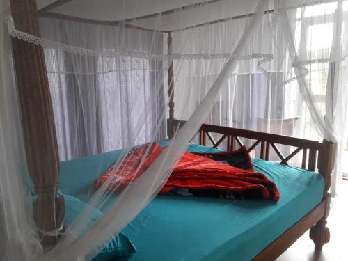 um quarto com uma cama e uma rede mosquiteira em Green Paradise View em Nuwara Eliya