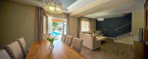 Χώρος καθιστικού στο Villa Zara with heated Hydromassage-Pool