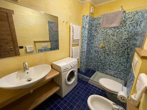 a bathroom with a sink and a washing machine at Apartment Gran Baita Sauze d'Oulx in Sauze dʼOulx