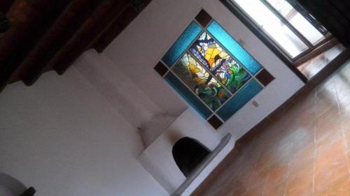 Cette chambre est dotée d'un vitrail sur le mur. dans l'établissement casa de campo tlaixpan, à Xochimancan