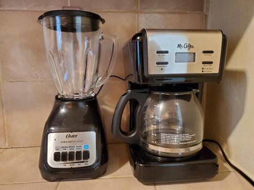 アンダーソンにあるThe Eclectic. Entire Apartmentのコーヒーメーカー、カウンターのミキサー