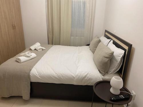 1 dormitorio con 1 cama con 2 toallas en Olive Inn City, en Drama