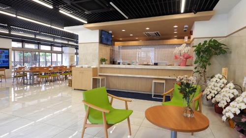 un restaurant avec des chaises et des tables vertes dans une cafétéria dans l'établissement Toyoko Inn Iseshi Eki, à Ise