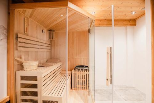 - saunę ze szklanym prysznicem w pokoju w obiekcie Chalet M, pied des pistes et garage w mieście Montgenèvre
