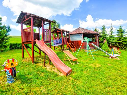 un parque infantil con tobogán y estructura de juegos en Agroturystyka Pod Złotą Wiechą en Uście Gorlickie