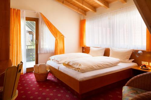 Schlafzimmer mit einem Bett und einem Fenster in der Unterkunft Vier Löwen in Schönau im Schwarzwald