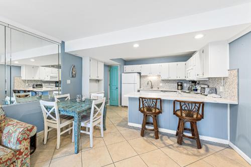 Η κουζίνα ή μικρή κουζίνα στο Aqua Villa 302