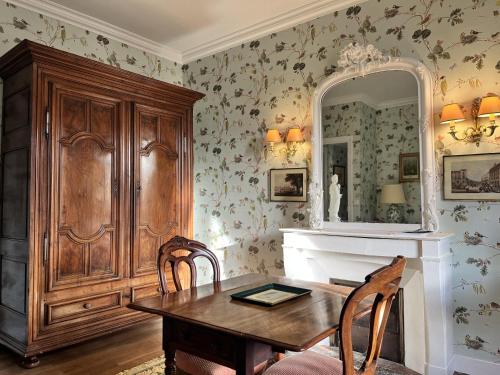 - une salle à manger avec une table et un miroir dans l'établissement Château de Picheny - B&B Esprit de France, à Picheny